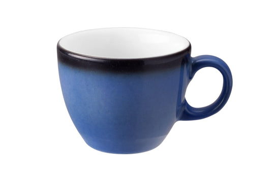 Blaue Kaffeetasse auf weißem Hintergrund