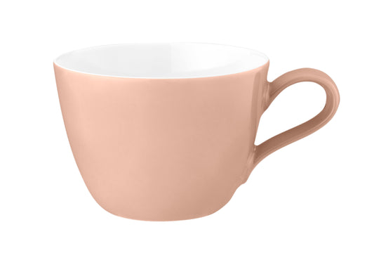 Beige Kaffeetasse auf weißem Hintergrund