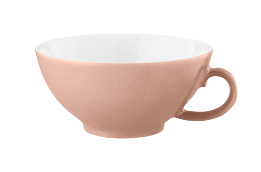 Rosa Kaffeetasse auf weißem Hintergrund.