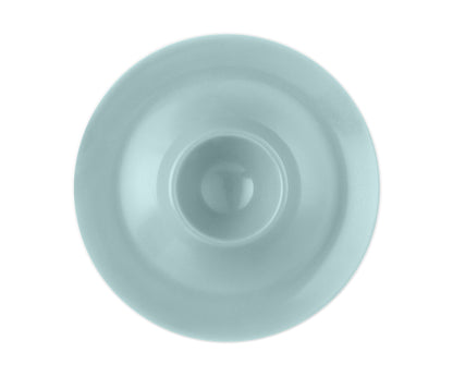 Hellblauer Eierbecher aus Porzellan.