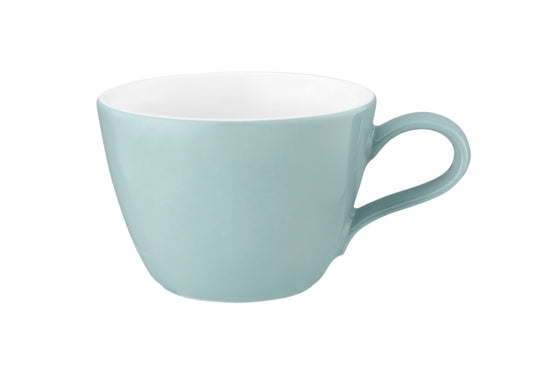 Blaue Kaffeetasse, Nahaufnahme, weißer Hintergrund
