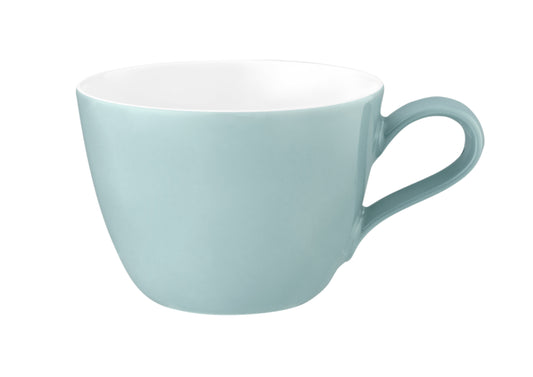 Hellblaue Kaffeetasse auf weißem Hintergrund.