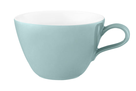 Hellblaue Tasse auf weißem Hintergrund.