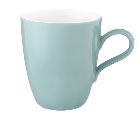 Hellblaue Tasse auf weißem Hintergrund.