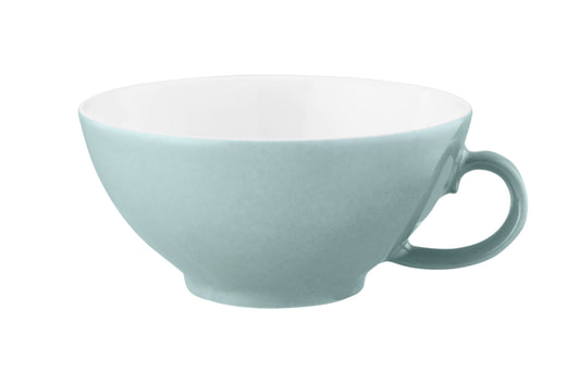 Blaue Kaffeetasse, Nahaufnahme, weißer Hintergrund