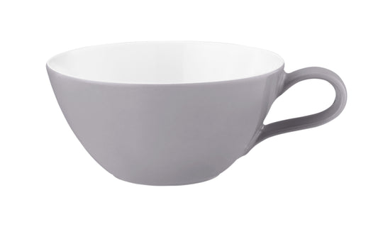 Graue Kaffeetasse auf weißem Hintergrund