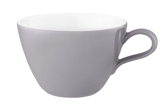 Graue Kaffeetasse auf weißem Hintergrund