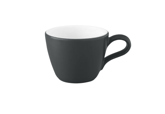 Schwarze Kaffeetasse auf weißem Hintergrund.