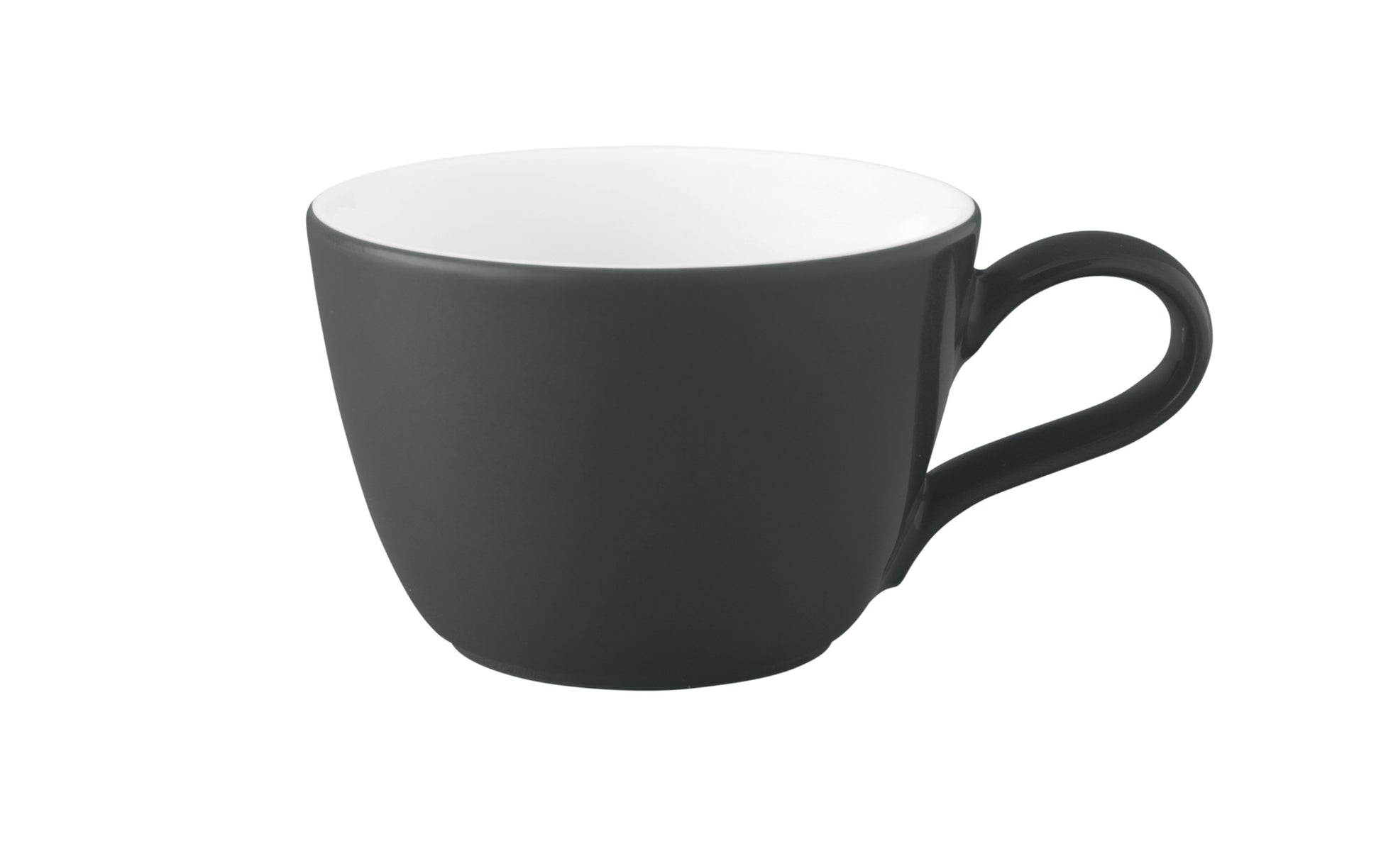 Schwarze Kaffeetasse auf weißem Hintergrund.