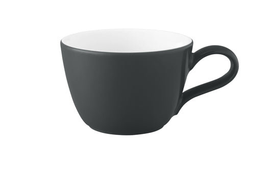 Schwarze Kaffeetasse auf weißem Hintergrund.