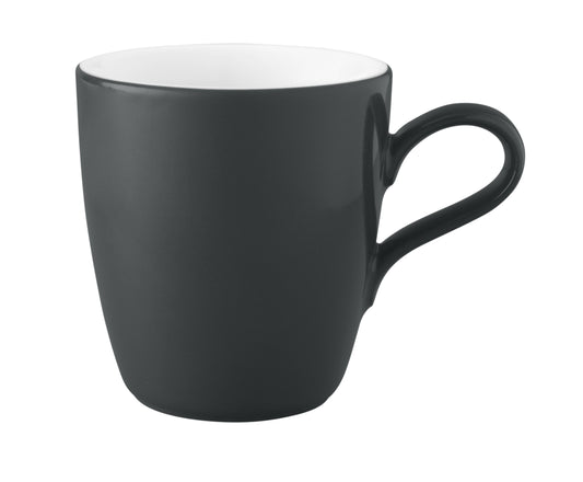 Schwarze Kaffeetasse auf weißem Hintergrund.