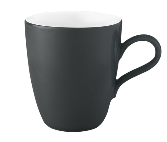 Schwarze Kaffeetasse auf weißem Hintergrund