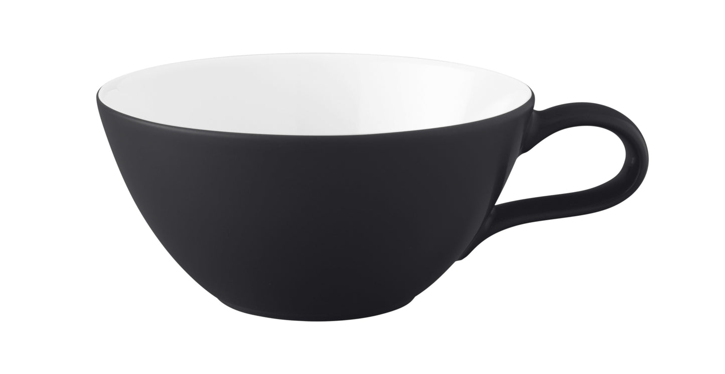 Schwarze Kaffeetasse auf weißem Hintergrund.