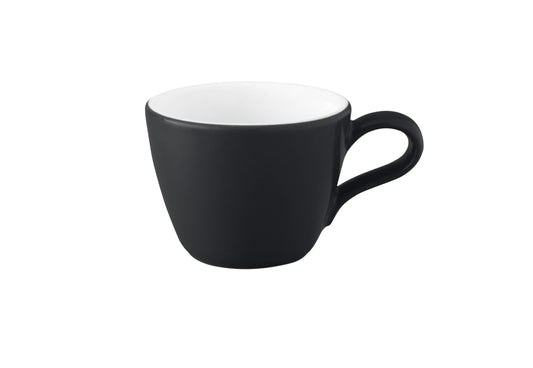 Schwarze Kaffeetasse auf weißem Hintergrund