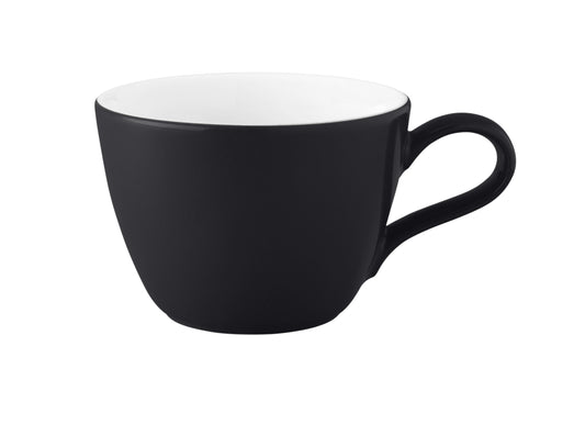 Schwarze Kaffeetasse auf weißem Hintergrund