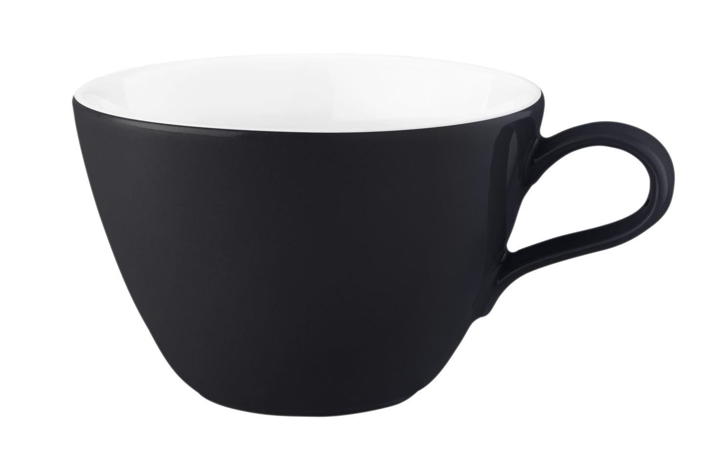 Schwarze Kaffeetasse auf weißem Hintergrund.