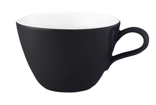 Schwarze Kaffeetasse auf weißem Hintergrund.