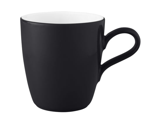 Schwarze Kaffeetasse auf weißem Hintergrund