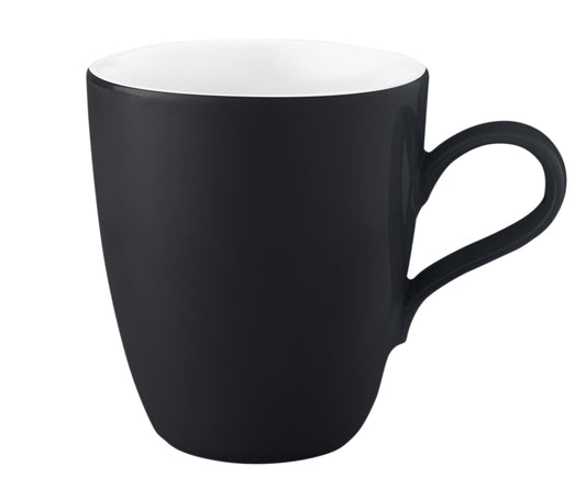 Schwarze Kaffeetasse auf weißem Hintergrund.
