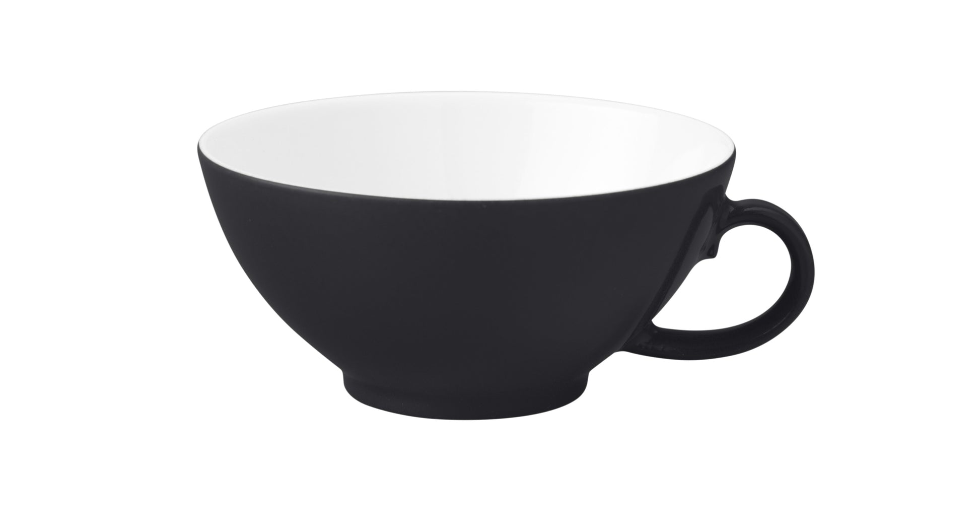 Schwarze Kaffeetasse auf weißem Hintergrund