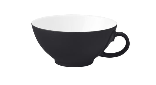 Schwarze Kaffeetasse auf weißem Hintergrund