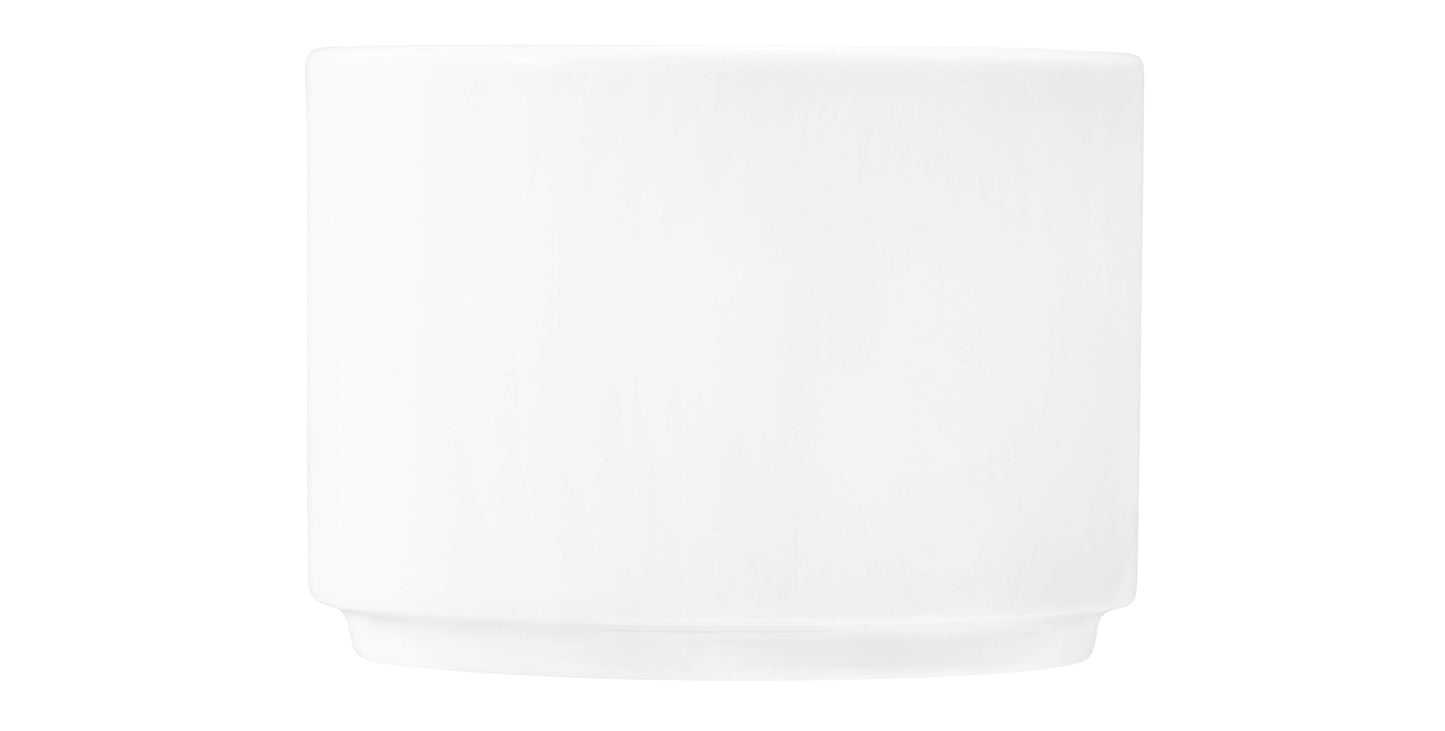 Weiße Tasse auf weißem Hintergrund