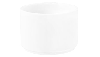 Weiße Tasse auf weißem Hintergrund