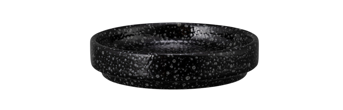 Schwarzer, flacher Keramikteller, Gastronomie.