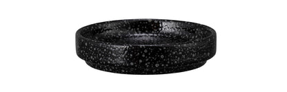 Schwarzer, flacher Keramikteller, Gastronomie.