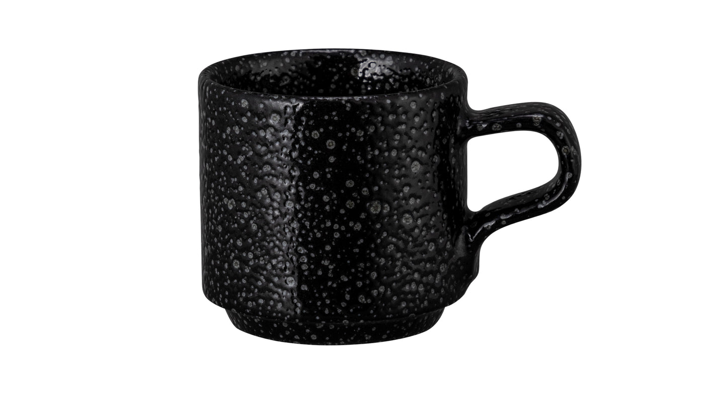 Schwarze Kaffeetasse mit Struktur.