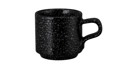 Schwarze Kaffeetasse mit Struktur.
