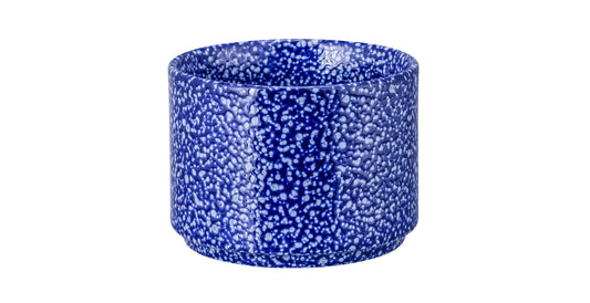 Blaue Kerze im Musterbecher