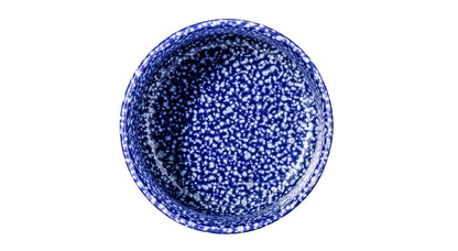 Blaue Kerze im Musterbecher