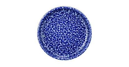 Blauer, gesprenkelter Keramikteller, leer.