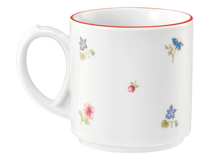 Tasse mit Blumenmuster auf weiß