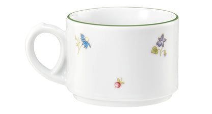 Weiße Tasse mit Blumenmuster.
