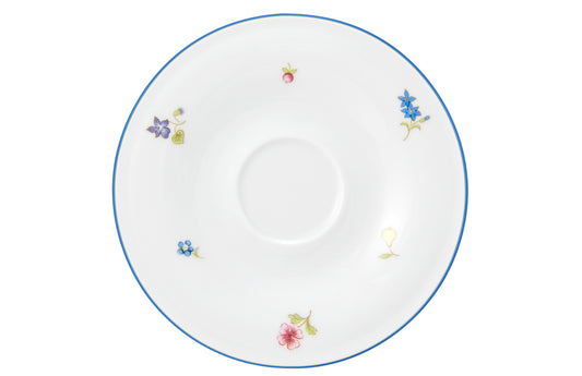 Weiße Untertasse mit Blumenmuster.