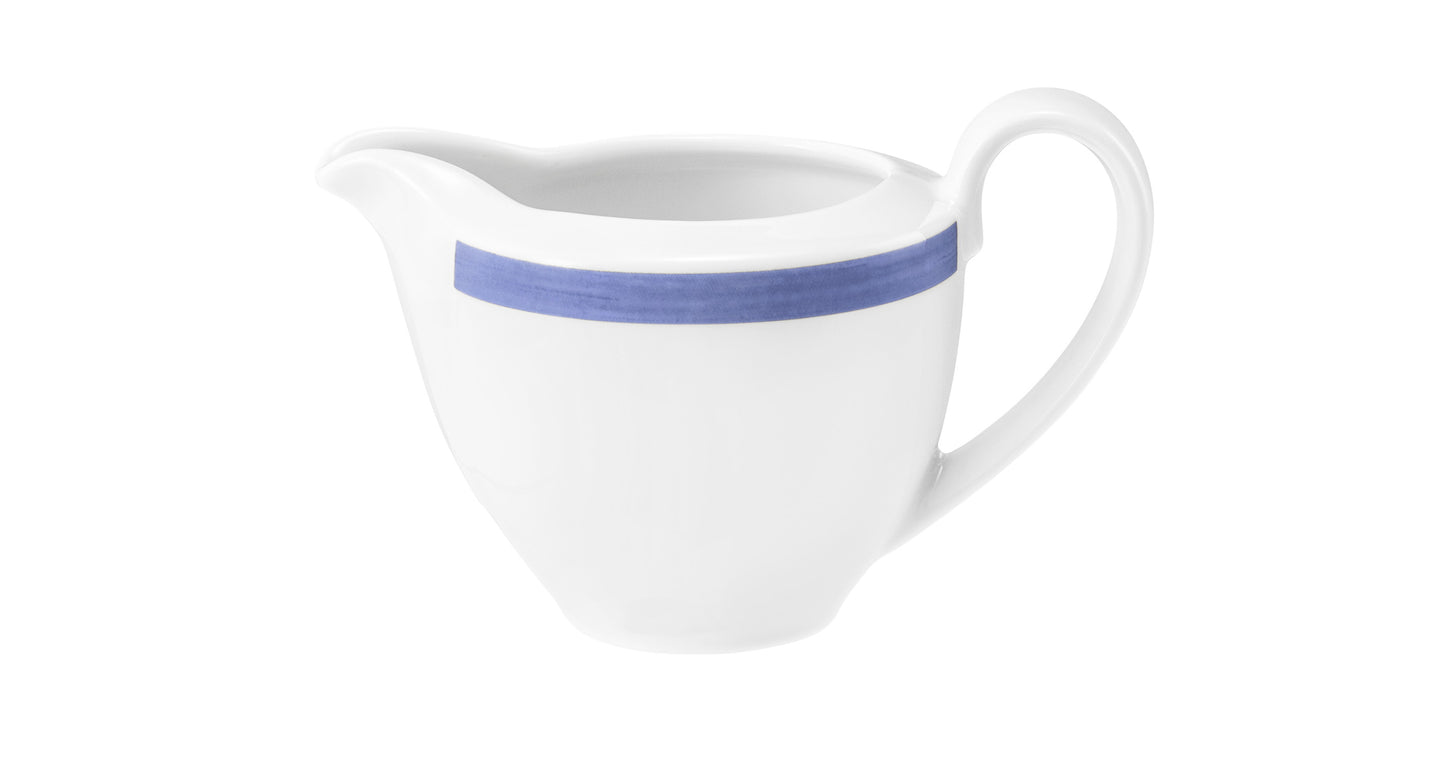 Weiße Kaffeekanne mit blauer Linie