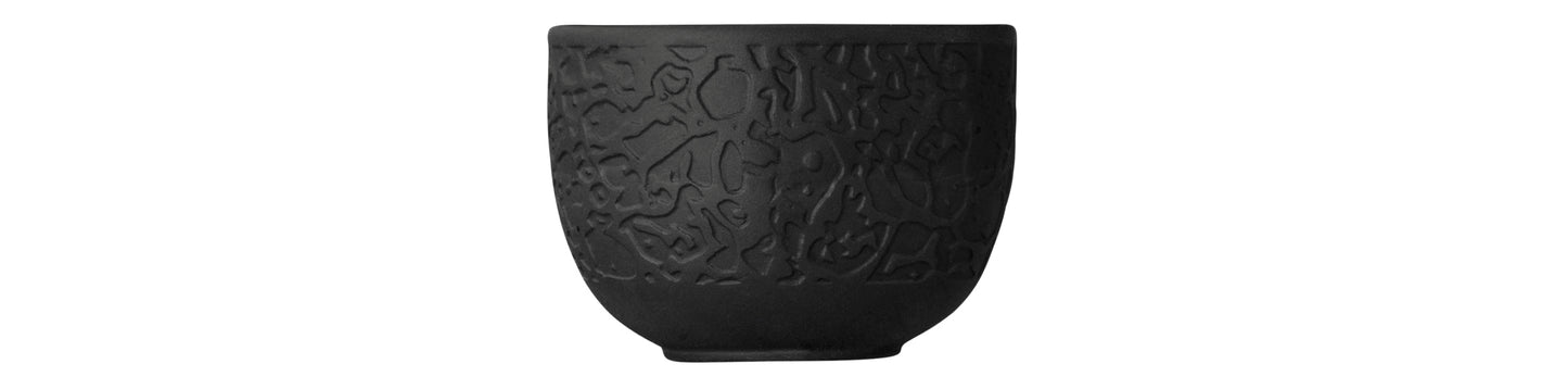Schwarze Tasse mit Strukturmuster.