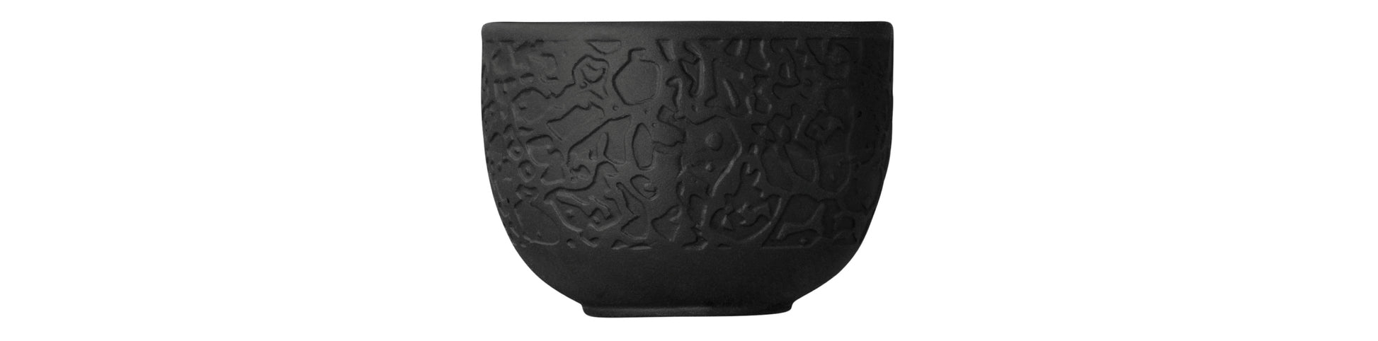 Schwarze Tasse mit Strukturmuster.
