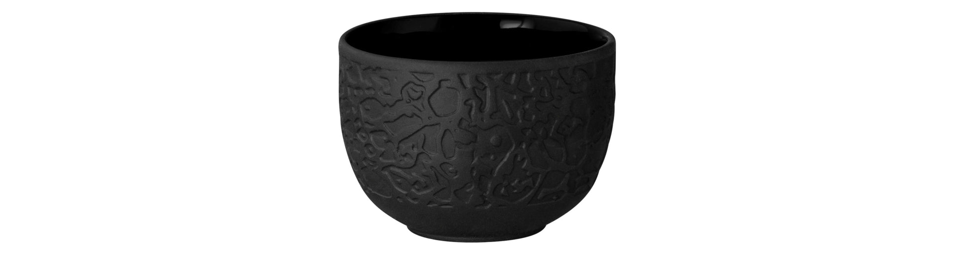 Schwarze Tasse mit Strukturmuster.