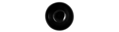 Schwarze Tasse mit Strukturmuster.