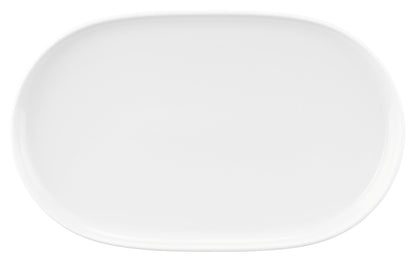 Leerer weißer Porzellanteller, oval.