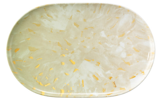 Ovaler Teller mit goldenen Sprenkeln.