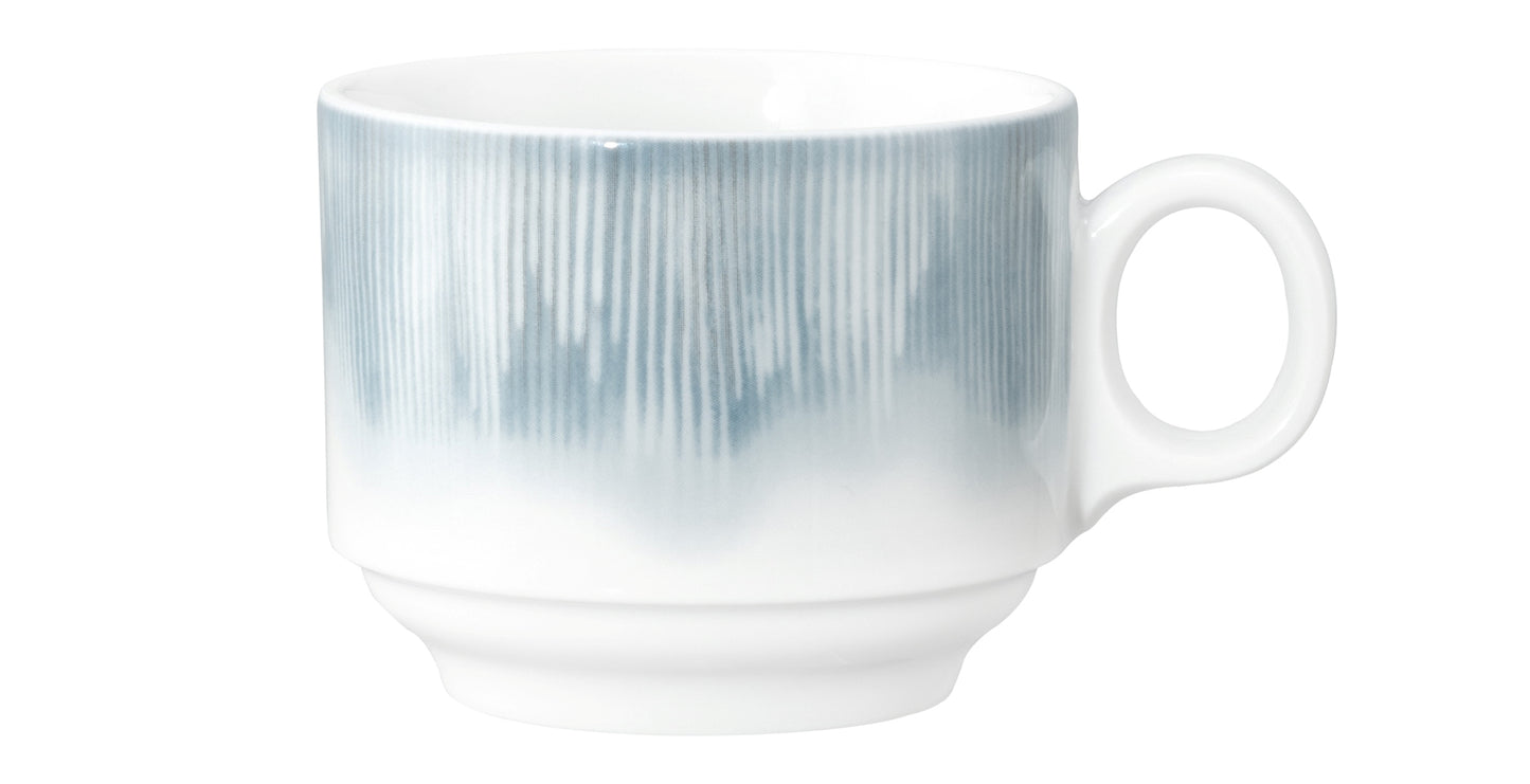 Weiße Tasse mit blauem Muster.