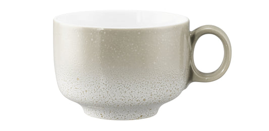 Große, beige Kaffeetasse ohne Inhalt.
