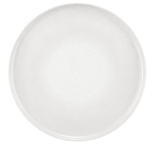 Weißer Teller mit Milchschaum