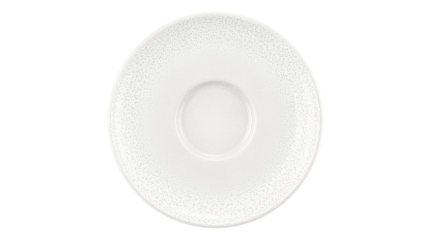 Weiße Untertasse, schlichtes Gastronomiegeschirr.