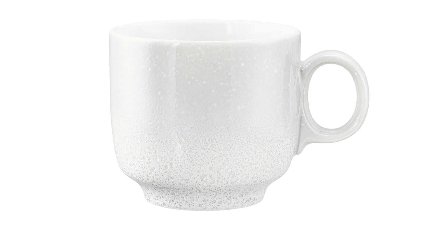 Weiße Kaffeetasse mit Wassertröpfchen