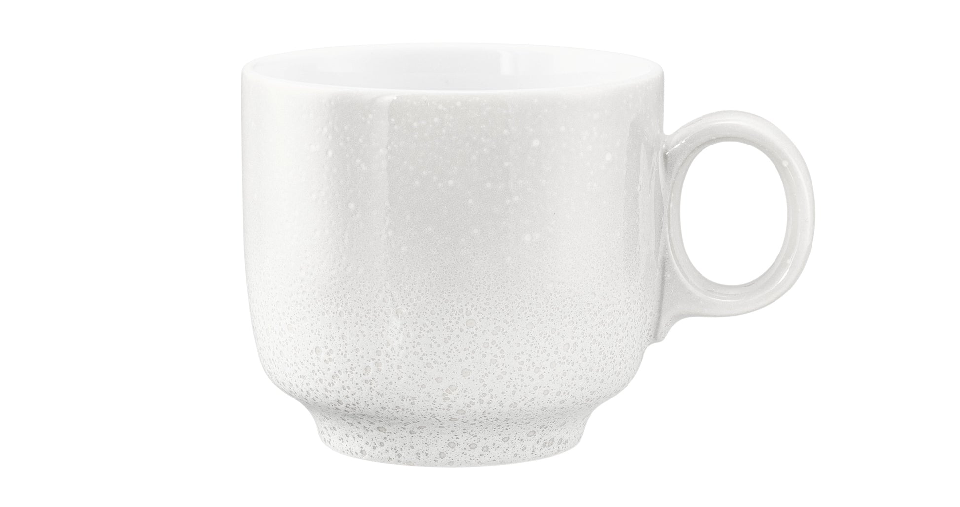 Weiße Kaffeetasse mit Wassertröpfchen